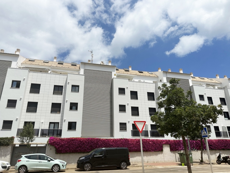 Spacious 3 bedroom penthouse with sea views in Denia