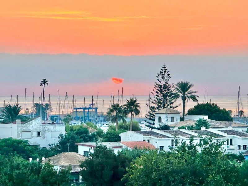 Spacious 3 bedroom penthouse with sea views in Denia