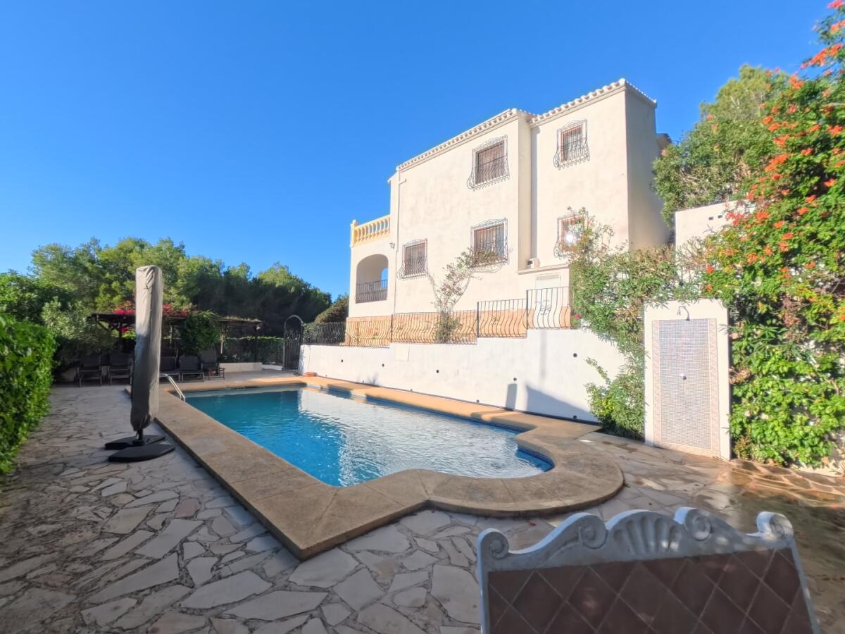 Versatile 4-Bedroom Villa with Montgó Views & Dual Living Spaces – Javea