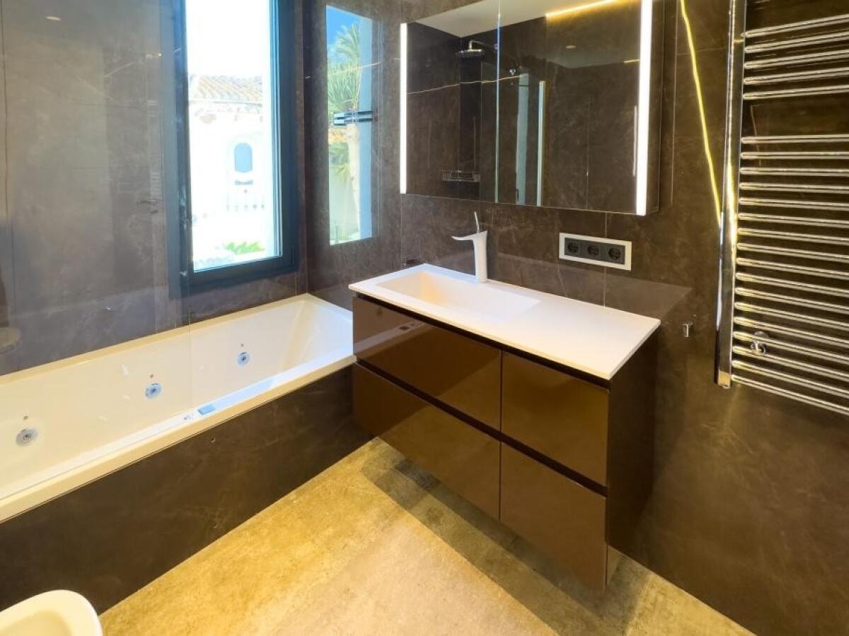 Villa 4 Bedrooms for sale in Calpe